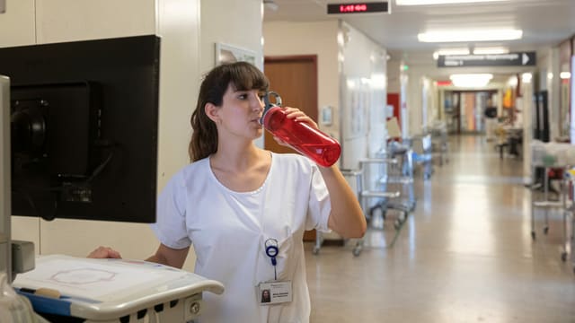 Aline Zehnder trinkt aus einer roten Flasche. Aline Zehnder trinkt aus einer roten Flasche.