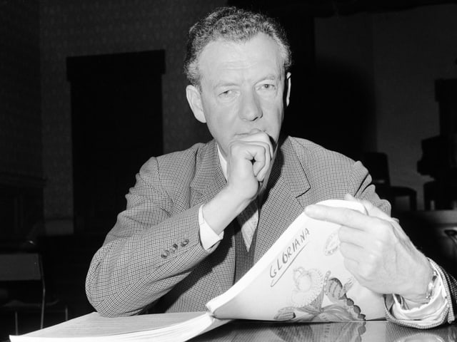 Der Komponist Benjamin Britten mit den Noten der Oper «Gloriana». Der Komponist Benjamin Britten mit den Noten der Oper «Gloriana».
