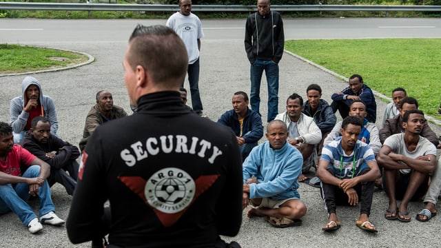 Die Eritreeer sitzen auf dem Boden. Die Eritreeer sitzen auf dem Boden.
