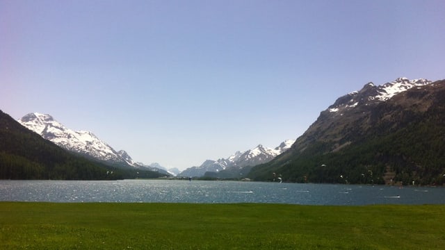 Blick auf den Silvaplanersee mit einem wolkenlosen Himmel. Blick auf den Silvaplanersee mit einem wolkenlosen Himmel.