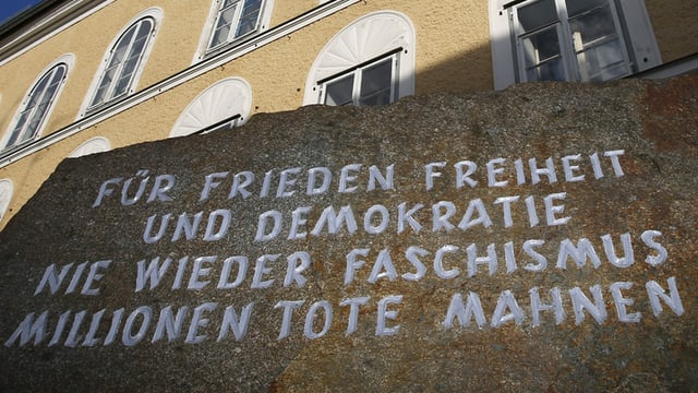 Inschrift auf dem Granitstein: «Für Frieden, Freiheit und Demokratie. Nie wieder Faschismus. Millionen Tote mahnen.» Inschrift auf dem Granitstein: «Für Frieden, Freiheit und Demokratie. Nie wieder Faschismus. Millionen Tote mahnen.»