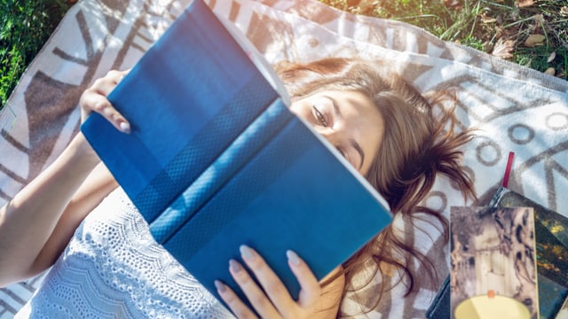Eine junge Frau liest ein Buch Eine junge Frau liest ein Buch
