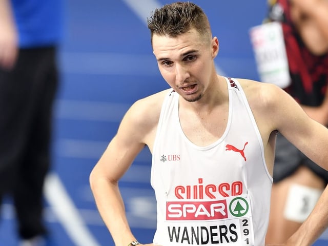 Julien Wanders wirkt im Ziel entkräftet. Julien Wanders wirkt im Ziel entkräftet.