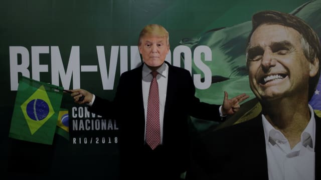 Unterstützer trägt Trump-Maske Unterstützer trägt Trump-Maske