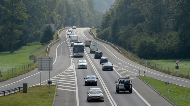 Autos auf einer Autostrasse im Kanton Obwalden. Autos auf einer Autostrasse im Kanton Obwalden.