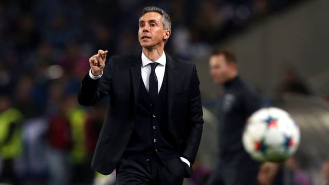 Paulo Sousa gibt Anweisungen. Paulo Sousa gibt Anweisungen.