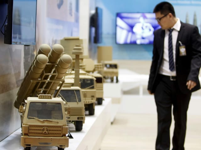 Modelle chinesischer Militärfahrzeuge an einer internationalen Militär-Expo am Flughafen Bagdad. Modelle chinesischer Militärfahrzeuge an einer internationalen Militär-Expo am Flughafen Bagdad.