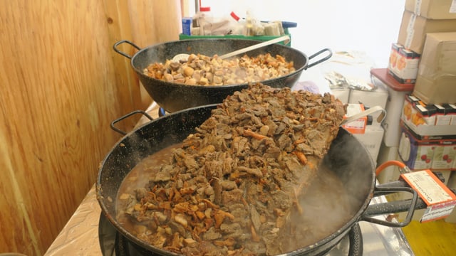 Kochtöpfe mit Pilzen. Kochtöpfe mit Pilzen.