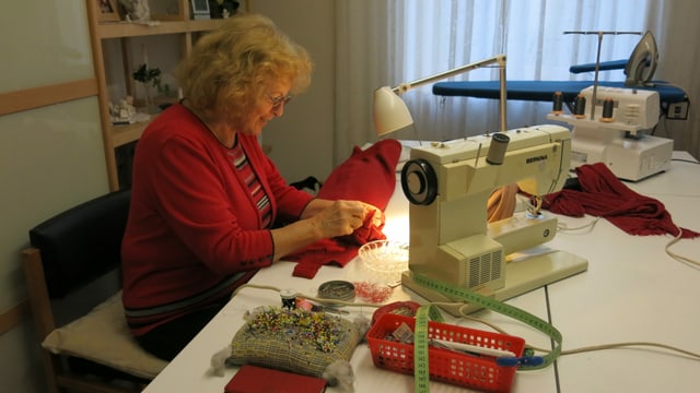 Schneiderin bei der Arbeit Schneiderin bei der Arbeit