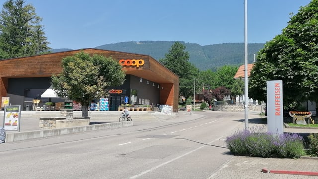 Coop-Laden und Raiffeisen-Säule Coop-Laden und Raiffeisen-Säule