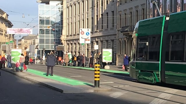 Grüne Markierung an Tramhaltestelle Grüne Markierung an Tramhaltestelle