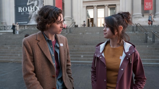 Ein Junge und ein Mädchen vor einem New Yorker Museum Ein Junge und ein Mädchen vor einem New Yorker Museum