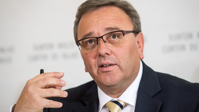 Ein Mann schaut in die Kamera und spricht. Ein Mann schaut in die Kamera und spricht.