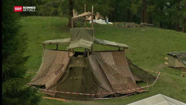 Turmaufbau mit Verkleidung aus Militärblachen im Lager in Parsonz (GR). Turmaufbau mit Verkleidung aus Militärblachen im Lager in Parsonz (GR).
