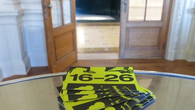 Kreditkartengrosse, gelbe Jugendkulturpässe liegen auf einem Tisch im Berner Stadttheater. Kreditkartengrosse, gelbe Jugendkulturpässe liegen auf einem Tisch im Berner Stadttheater.