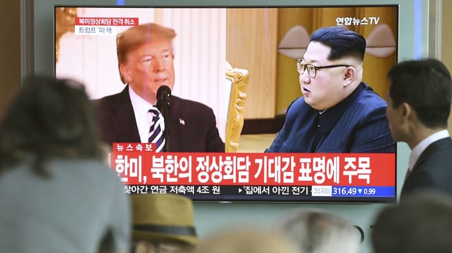 Ein TV-Bildschirm zeigt Trump und Kim in einem zusammengeschnittenen Bild. Ein TV-Bildschirm zeigt Trump und Kim in einem zusammengeschnittenen Bild.