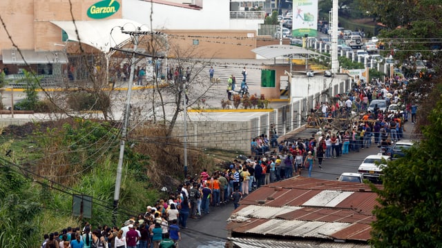 Schlange vor einem Supermarkt in der venezolanischen Stadt San Cristóbal Schlange vor einem Supermarkt in der venezolanischen Stadt San Cristóbal
