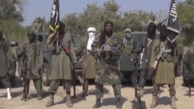Gruppe von maskierten Boko-Haram-Mitgliedern vor ihren Trucks Gruppe von maskierten Boko-Haram-Mitgliedern vor ihren Trucks