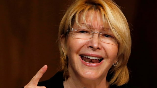 Frau hebt Zeigfinger. Frau hebt Zeigfinger.