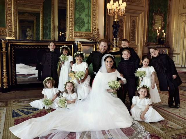 Hochzeitsfoto Harry und Meghan mit Blumenkindern Hochzeitsfoto Harry und Meghan mit Blumenkindern