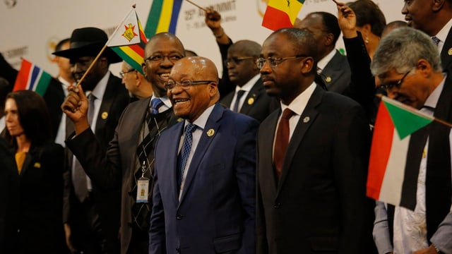 Der südafrikanische Präsident Jacob Zuma mit weiteren Staats- und Regierungschefs beim Pressetermin am Sonntag. Der südafrikanische Präsident Jacob Zuma mit weiteren Staats- und Regierungschefs beim Pressetermin am Sonntag.