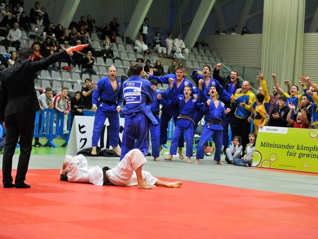Die Brugger Judokas jubeln über ihren 15. Meistertitel im Mannschaftsjudo. Sie gewinnen im Final gegen Morges. Die Brugger Judokas jubeln über ihren 15. Meistertitel im Mannschaftsjudo. Sie gewinnen im Final gegen Morges.