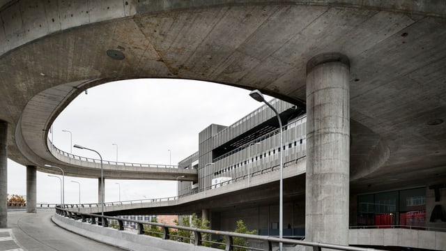 Auffahrtrampe aus Beton von einem grossen Gebäude Auffahrtrampe aus Beton von einem grossen Gebäude