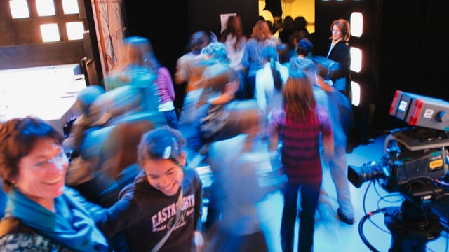 Vom 9. Juli bis 15. August 2018 bietet SRF gratis Spezialführungen für Kinder und ihre Familien an. Vom 9. Juli bis 15. August 2018 bietet SRF gratis Spezialführungen für Kinder und ihre Familien an.