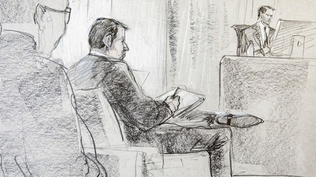 Zeichnung. Man sieht einen Mann mit überschlagenen Beinen vor einem Richter. Zeichnung. Man sieht einen Mann mit überschlagenen Beinen vor einem Richter.