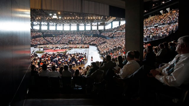 Das Hallenstadion ist voller Menschen. Das Hallenstadion ist voller Menschen.