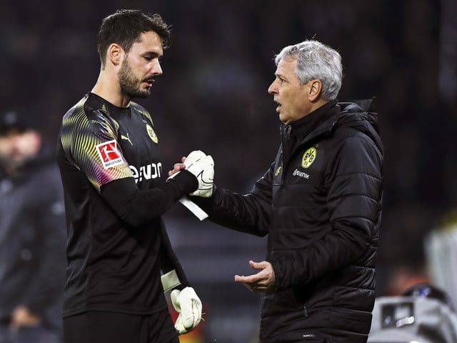 BVB-Keeper Roman Bürki und Trainer Lucien Favre beim Handshake. BVB-Keeper Roman Bürki und Trainer Lucien Favre beim Handshake.