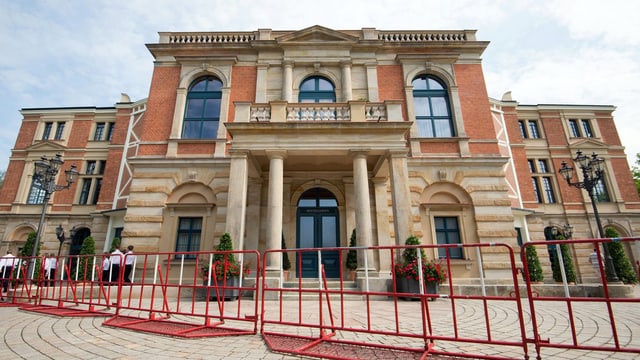 Das kalssizistische Bayreuther Festspielhaus, vor dem rote Abschrankungen auffgebaut sind. Das kalssizistische Bayreuther Festspielhaus, vor dem rote Abschrankungen auffgebaut sind.