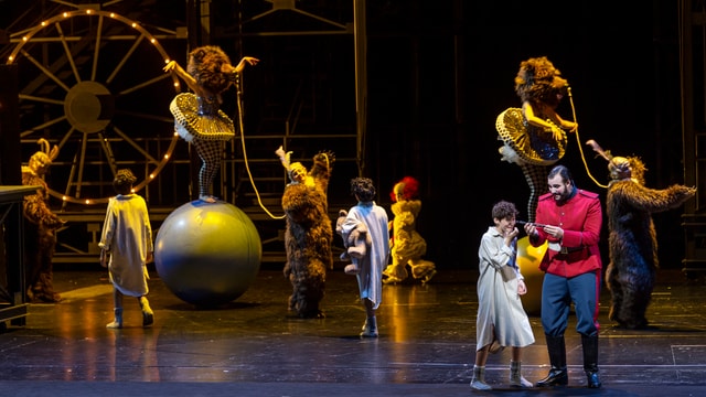 Szene aus der «Zauberflöte». Es sieht aus wie im Zirkus. Szene aus der «Zauberflöte». Es sieht aus wie im Zirkus.