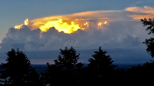 Cumulonimbus über dem Bodensee. Der obere Stock ist von der Abendsonne beschienen.