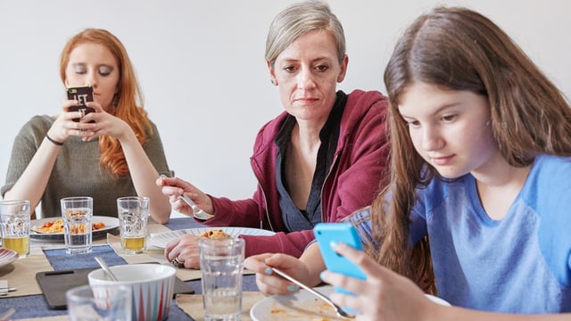 Familie beim Tisch Familie beim Tisch