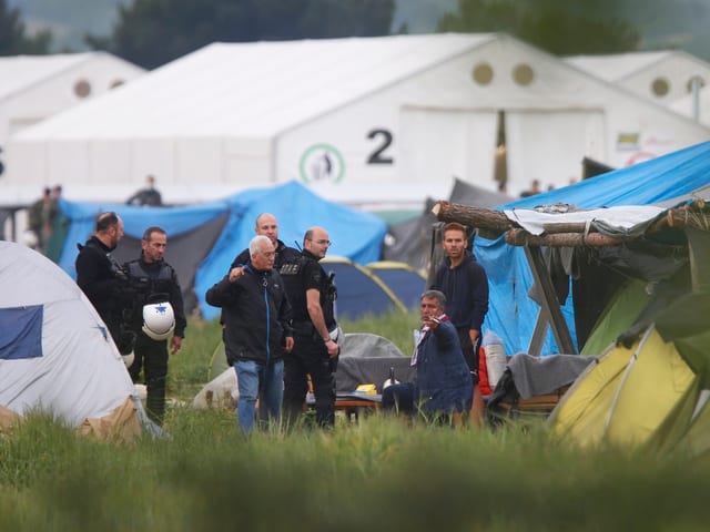 Personen vor einem Zelt