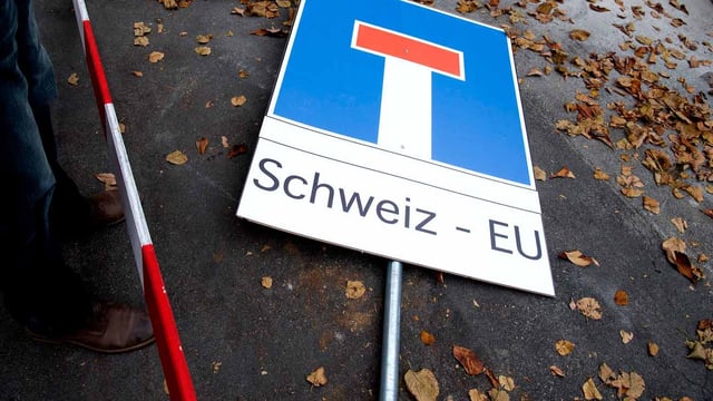 Eine Tafel liegt auf dem Boden. Sie besagt: Die EU und die Schweiz sind in der Sackgasse. Eine Tafel liegt auf dem Boden. Sie besagt: Die EU und die Schweiz sind in der Sackgasse.