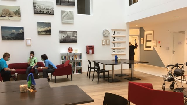 Ein Gemeinschaftsraum mit drei Personen. Ein Gemeinschaftsraum mit drei Personen.