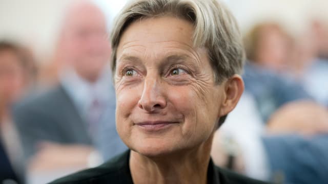 Judith Butler hat kurzes Haar. Judith Butler hat kurzes Haar.