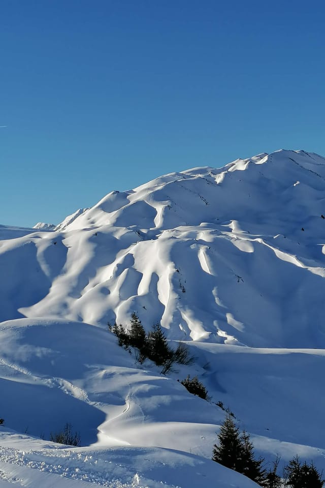 Tief verschneite Berge.