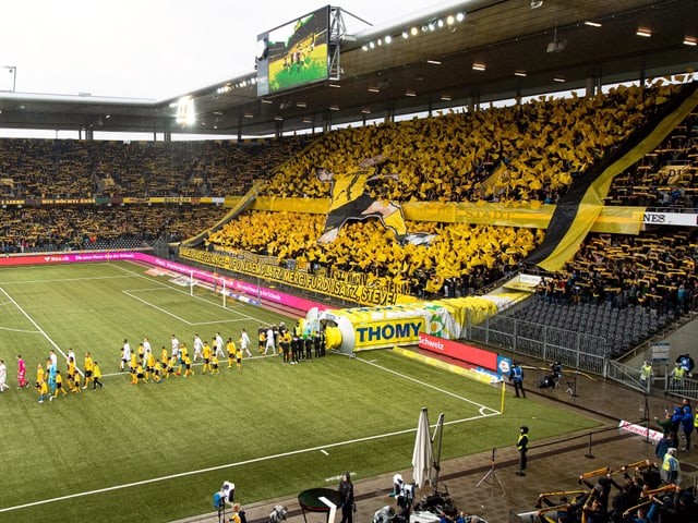 YB-Fans begrüssen ihre Spieler beim letzten Spiel der Saison. YB-Fans begrüssen ihre Spieler beim letzten Spiel der Saison.