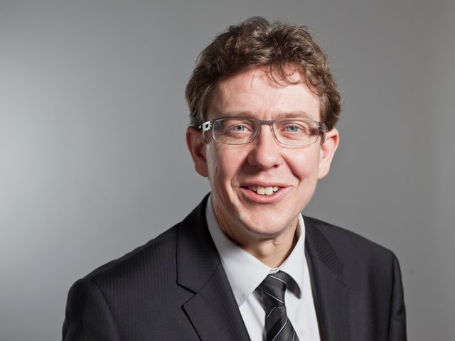 Albert Rösti lächelt freundlich in Anzug, Hemd und Krawatte. Albert Rösti lächelt freundlich in Anzug, Hemd und Krawatte.