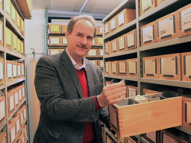 Marc Ueter hält ein Ersatzteil hoch Marc Ueter hält ein Ersatzteil hoch