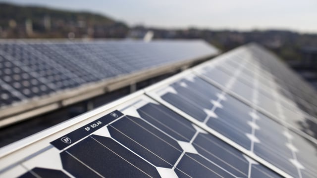 Solarpanels auf einem Dach Solarpanels auf einem Dach