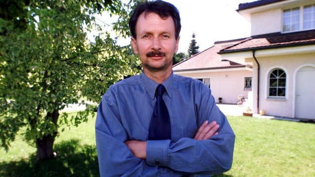 Müller, noch mit Schnauz, posiert vor einer Villa. Müller, noch mit Schnauz, posiert vor einer Villa.