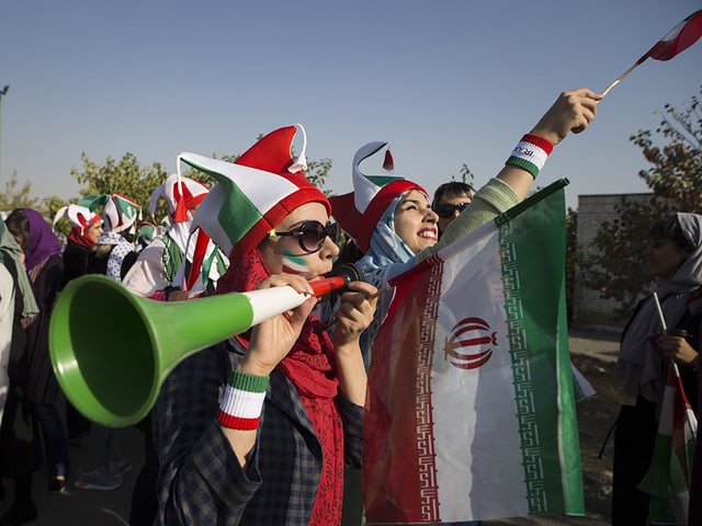 Die Iranerinnen sorgten schon vor dem Stadion für gute Stimmung. Die Iranerinnen sorgten schon vor dem Stadion für gute Stimmung.