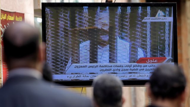 Mursi hinter engmaschigem Gitternetz vor Gericht. Mursi hinter engmaschigem Gitternetz vor Gericht.