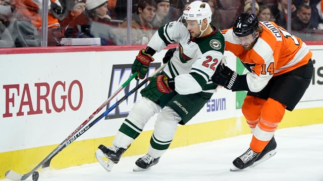 Nino Niederreter behauptet an der Bande den Puck gegen Sean Couturier. Nino Niederreter behauptet an der Bande den Puck gegen Sean Couturier.