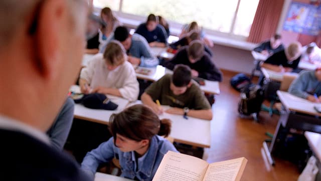 Ein Lehrer steht vor seiner Klasse. Ein Lehrer steht vor seiner Klasse.
