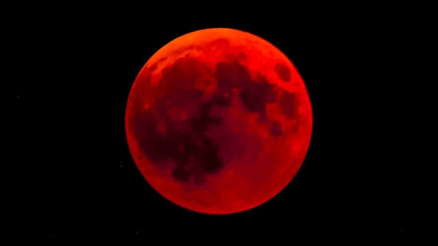 Blutmond im Kernschatten, ein echter Hingucker. Er ist butrot.
